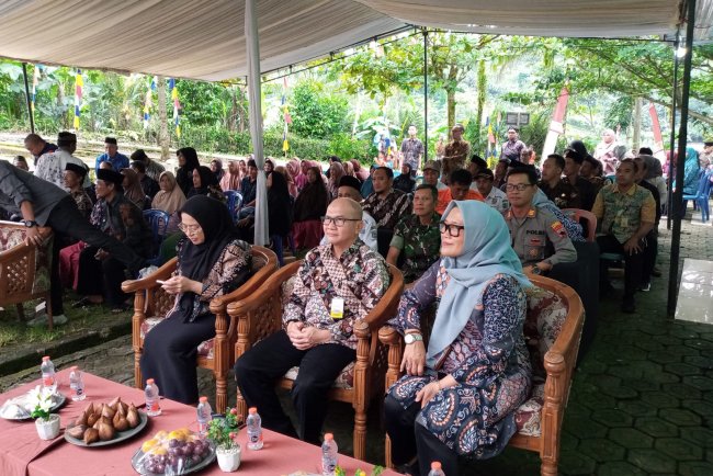 Danramil 17 Wanayasa Mendampingi Bupati Banjarnegara Dalam Penyerahan Sertifikat PTSL