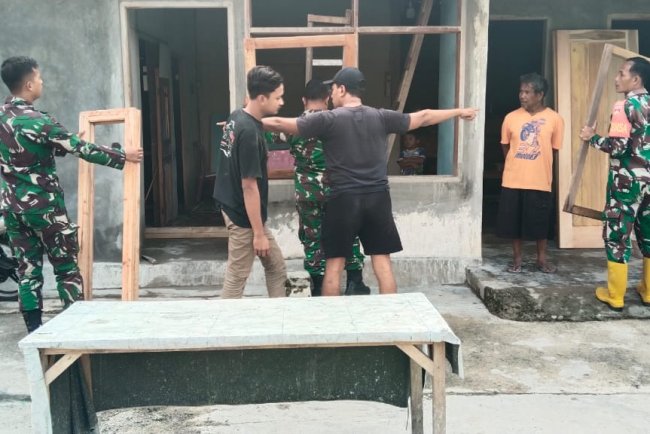 Babinsa Bersama Warga Gotong Royong Percepat Pembangunan Rumah