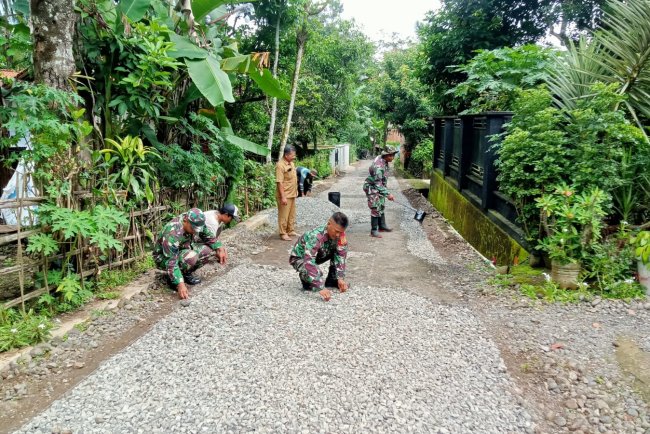 Semangat Membangun Desa, Babinsa Melaksanakan Karya Bakti Tni Di Desa Binaan