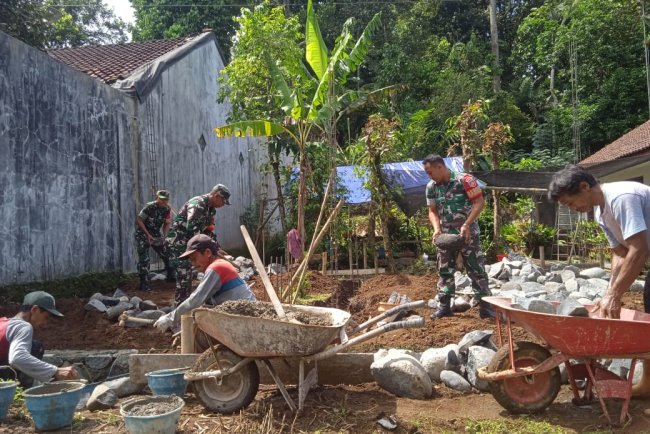 Babinsa Koramil 12 Sigaluh Bantu Warga Bangun Rumah Tidak Layah Huni