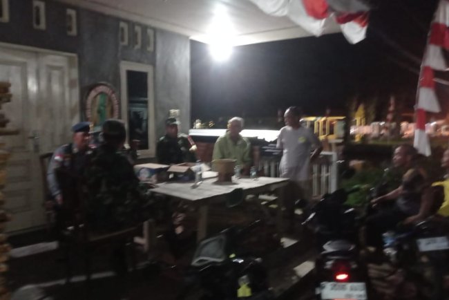 Perkuat Keamanan Desa, Babinsa Koramil 10/Bawang dan Linmas Bersinergi di Blambangan