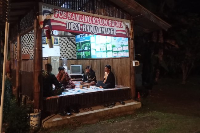 Pantau keamanan wilayah, Babinsa melaksanakan Patroli malam