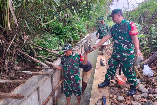 Perbaikan Saluran Irigasi Koramil 15 Rakit Ringankan Beban Petani Adipasir
