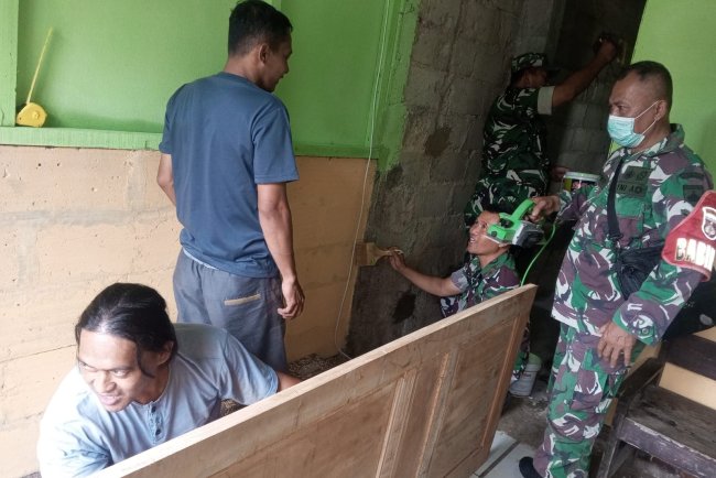 Anggota Koramil 01 Banjarnegara Bantu Warga Renovasi Rumah Tidak Layak Huni