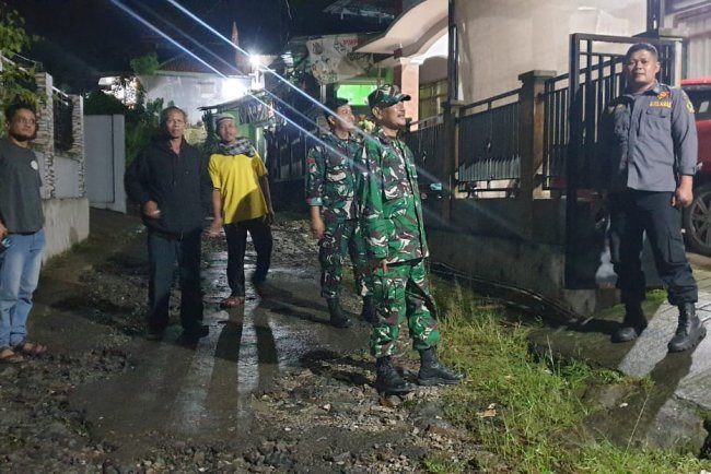 Babinsa, Linmas Dan Warga Laksanakan Patroli Siskamling