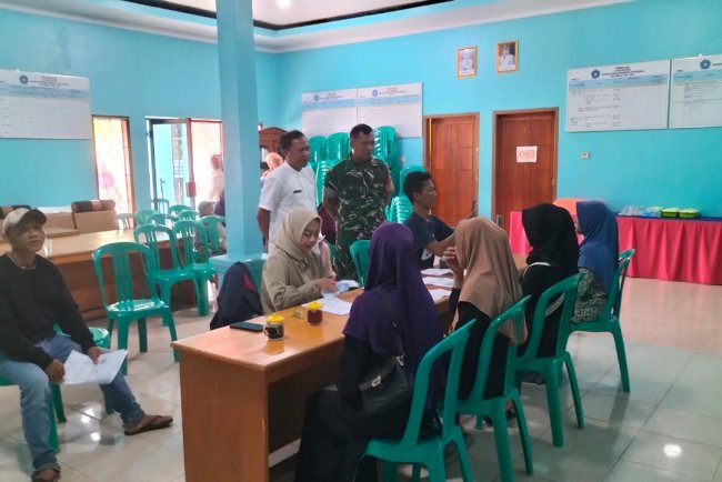 Babinsa Koramil 11 Punggelan  Ikut Dampingi Pembagian BLT-Kesra Tahun 2025