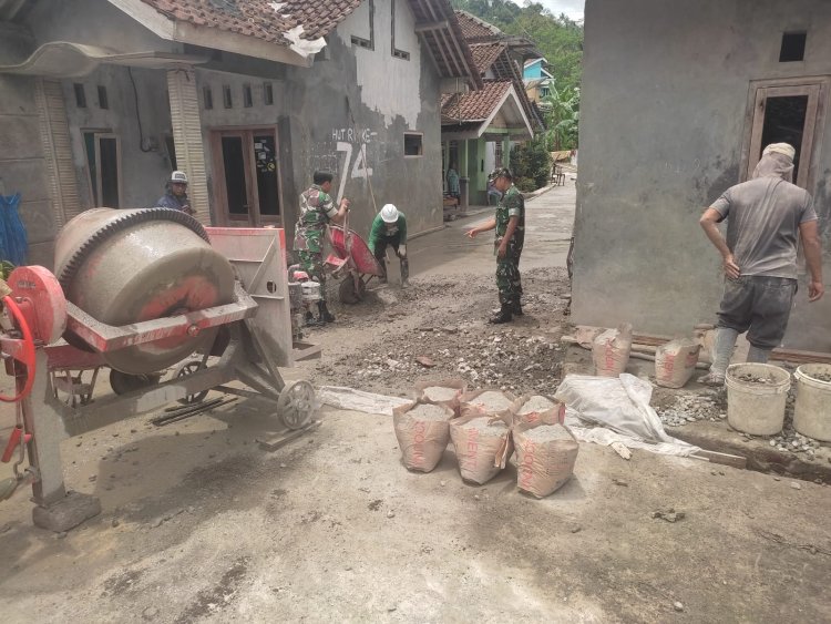Sinergi TNI Bersama Rakyat, Danramil Beserta Babinsa Bantu warga Pengecoran Jalan Desa