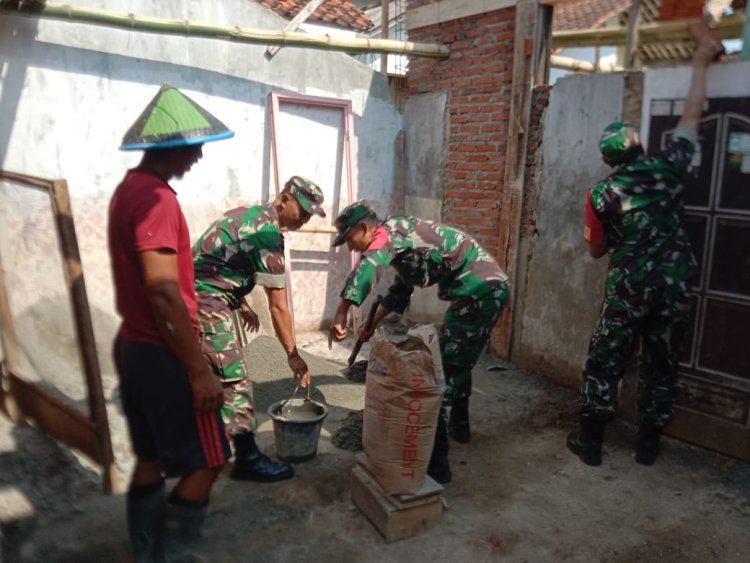 Babinsa Koramil 13 Banjarmangu Sengkuyung Bantu Warga Bangun RTLH