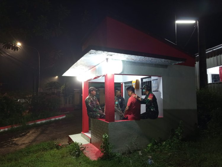 Keterlibatan Babinsa dalam kegiatan Patroli dan Pos Kamling wujud nyata kebersamaan dalam menjaga keamanan lingkungan