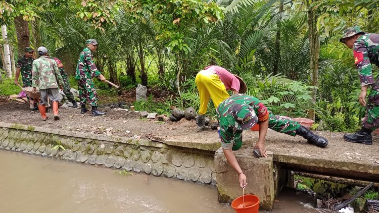 Babinsa Koramil Bersama Masyarakat Bangun Jalan Irigasi
