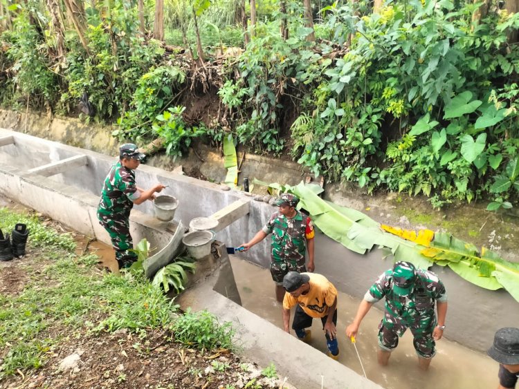 Koramil 15 Rakit dan Warga Gotong Royong Perbaiki Saluran Irigasi di Desa Adipasir