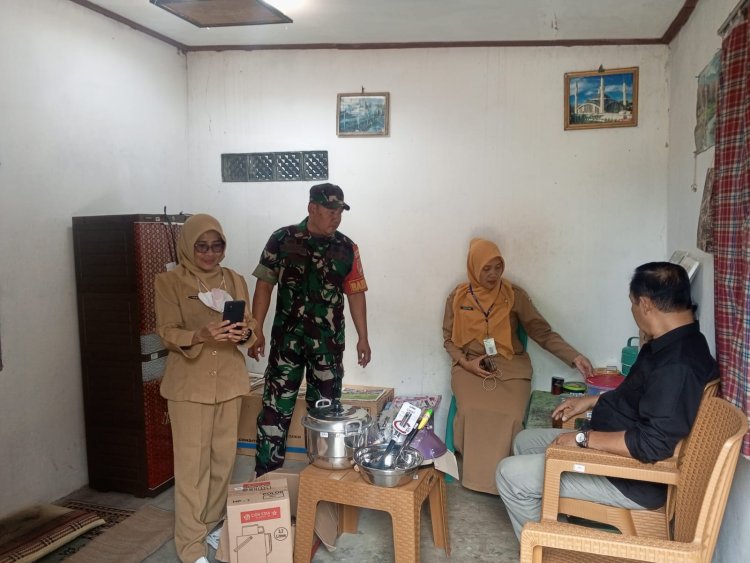 Babinsa Bersama Pemerintah Kelurahan Serahkan Bantuan Untuk Warga Dari Dinsos