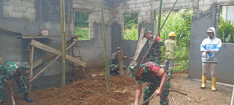 Babinsa Koramil 16 Pejawaran Bantu Pembangunan Rumah Tidak Layak Huni