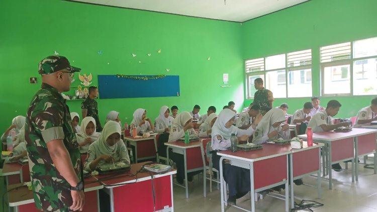 Peran aktif Babinsa Dampingi Pendistribusian Makan Bergizi Gratis ke Sekolah