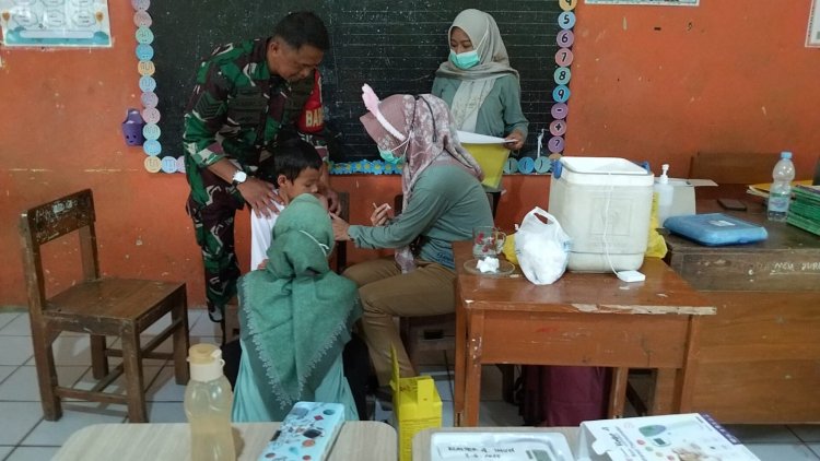 Babinsa Dampingi Kegiatan Bulan Imunisasi Anak Sekolah di Banjarmangu