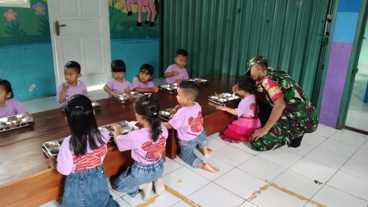 Babunsa Koramil 04 Karangkobar  Dampingi Pembagian Makan Bergizi Gratis di TK dan PAUD