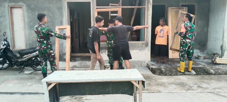 Babinsa Bersama Warga Gotong Royong Percepat Pembangunan Rumah