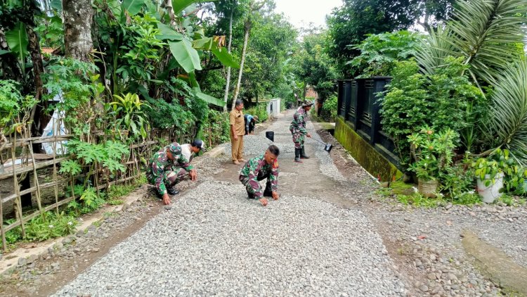 Semangat Membangun Desa, Babinsa Melaksanakan Karya Bakti Tni Di Desa Binaan