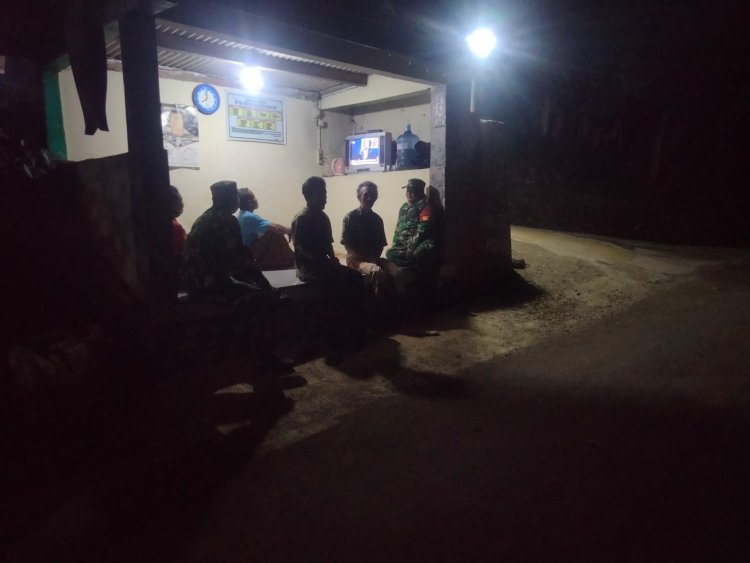 Babinsa patroli di Pos Kamling di wilayah binaan