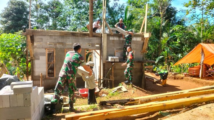 Danramil 11 Punggelan ikut Turun Sukseskan RTLH