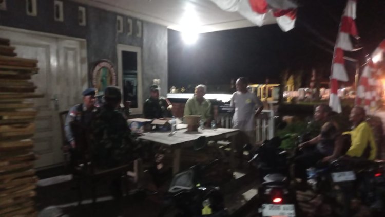 Babinsa Koramil 10 Bawang dan Linmas Bersinergi di Blambangan