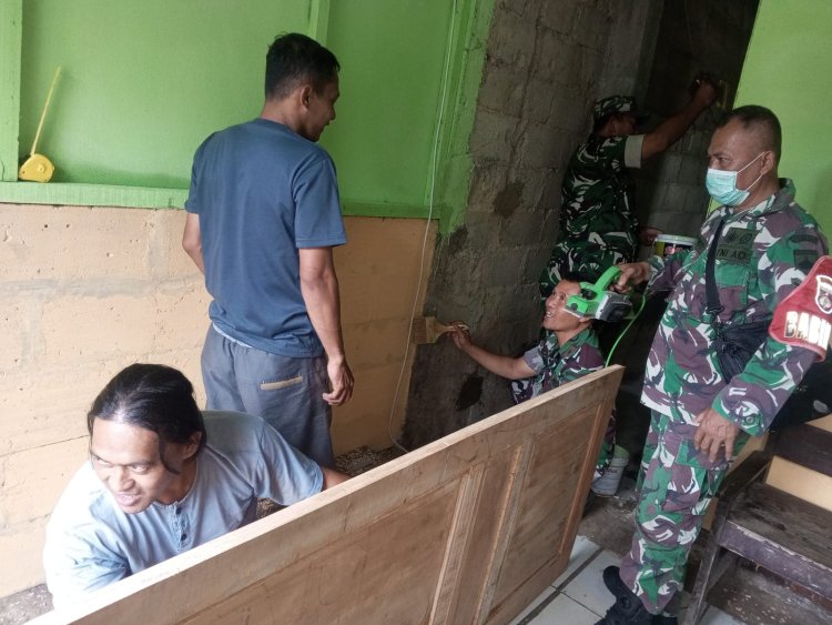 Anggota Koramil 01 Banjarnegara Bantu Warga Renovasi Rumah Tidak Layak Huni