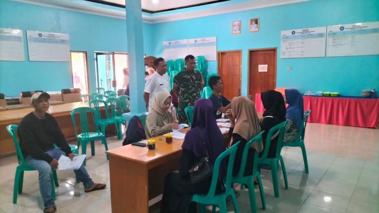 Babinsa Koramil 11 Punggelan  Ikut Dampingi Pembagian BLT-Kesra Tahun 2025