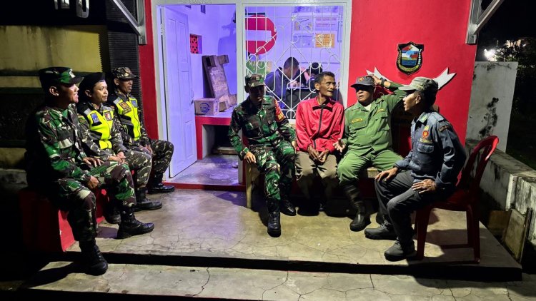 Babinsa Bersama  sat Linmas Tingkatkan Patroli Keamanan dan Pengecekan Poskamling