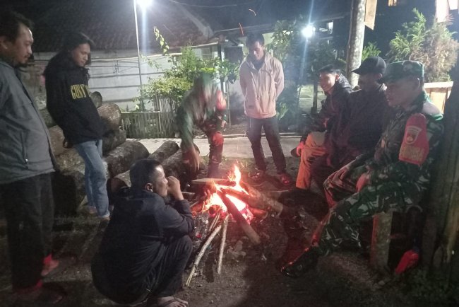 Patroli Siskamling Babinsa Koramil 04 Karangkobar Tingkatkan Keamanan Lingkungan