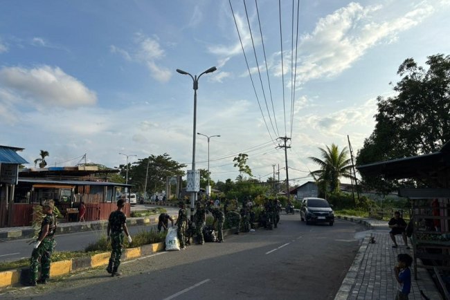 Wujud Kemanunggalan, YONIF TP 809/NTM dan Warga Sarmi Gelar Gotong Royong Aksi “JUMSI” Sambut Natal dan Tahun Baru serta HUT Jemaat Ke 42
