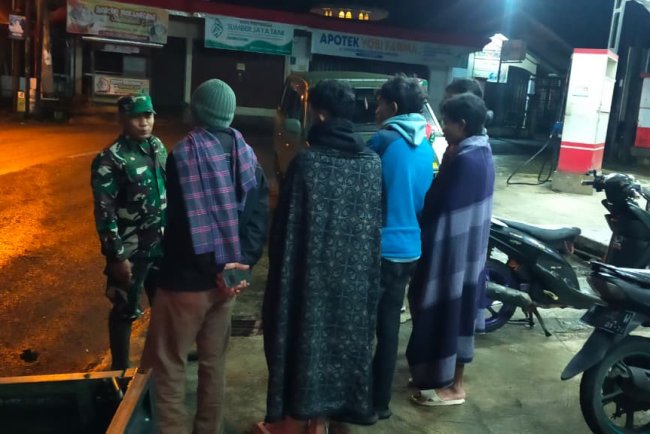 Antisipasi Gangguan Kamtibmas Babinsa Laksanakan Patroli Rutin Bersama Masyarakat