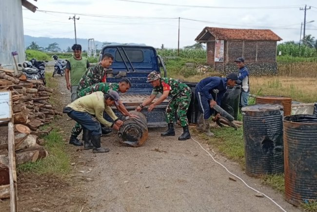 Koramil 08 Purwanegara Bersama Warga Gotong Royong Bangun Jalan Usaha Tani