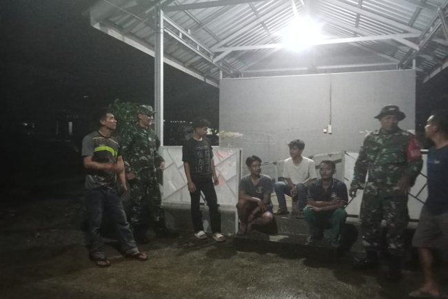 Babinsa Koramil 10/Bawang dan Warga Blambangan Perkuat Siskamling