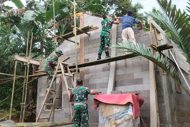 TNI bersama warga ikut Turun Sukseskan RTLH