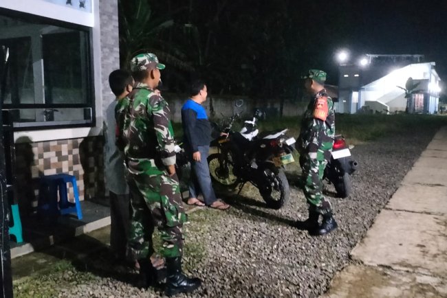 Babinsa Koramil 11/Punggelan Perkuat Ketahanan Wilayah melalui Patroli Malam