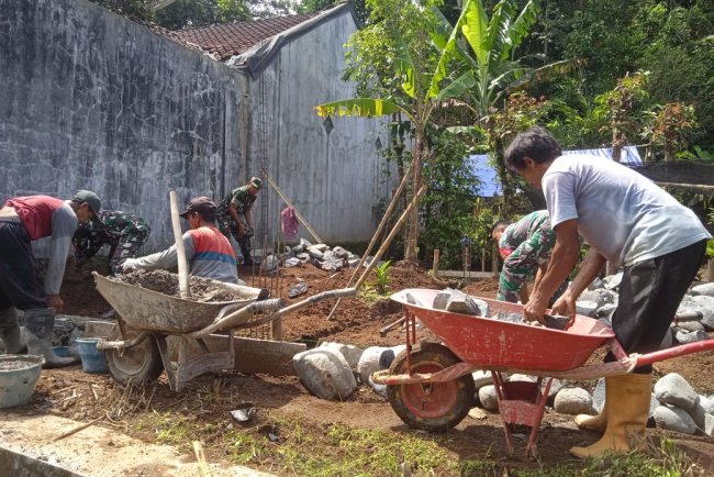 Babinsa Koramil 12 Sigaluh Bantu Warga Bangun Rumah Tidak Layah Huni