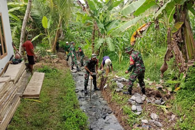 Babinsa Koramil 14/Madukara Bantu Warga Bangun Saluran Irigasi