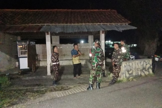 Kolaborasi Babinsa dan Satuan Keamanan Desa Dalam Patroli Malam