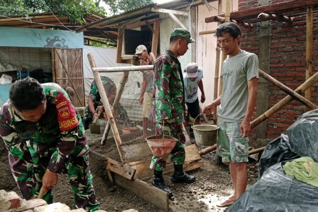 Program Unggulan Kasad  Koramil 02/Klampok Membantu Kerja Bhakti Rtlh