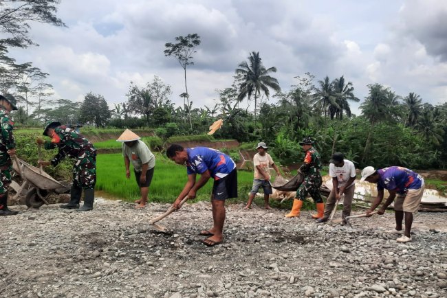 Koramil 03 Wanadadi Bersama Poktan Ngudi Rahayu Laksanakan Pengerasan Jalan Jaringan Utama Pertanian