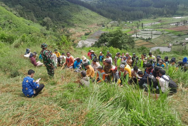 Anggota Koramil 17/Wanayasa Tanam bibit pohon Bersama komponen masyarakat