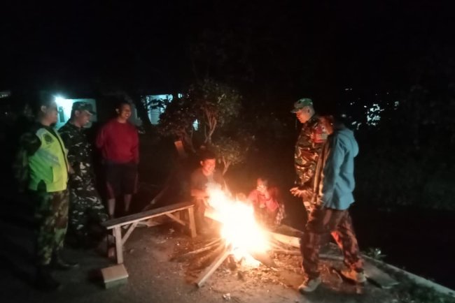 Babinsa Koramil 06/Kalibening Aktif  Laksanakan Patroli Malam, Dipastikan Wilayah Aman