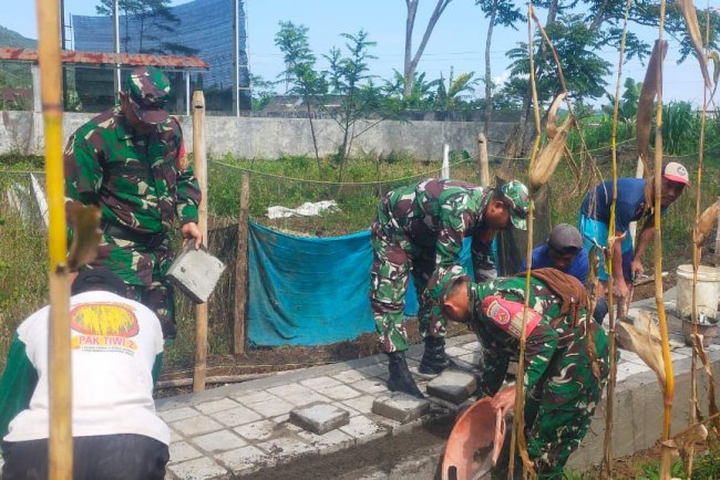 Danramil 06/Kalibening dan Warga Membuat Jalan Usaha Tani (JUT)