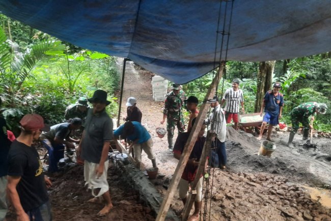 Gotong Royong Danramil Babinsa Dan Warga Pembangunan Rumah Tidak Layak Huni