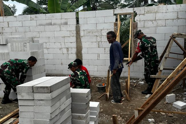 Babinsa Koramil 13 Banjarmangu Bantu Warga Bangun RTLH