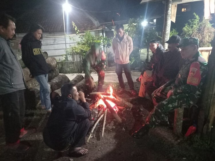 Patroli Siskamling Babinsa Koramil 04 Karangkobar Tingkatkan Keamanan Lingkungan