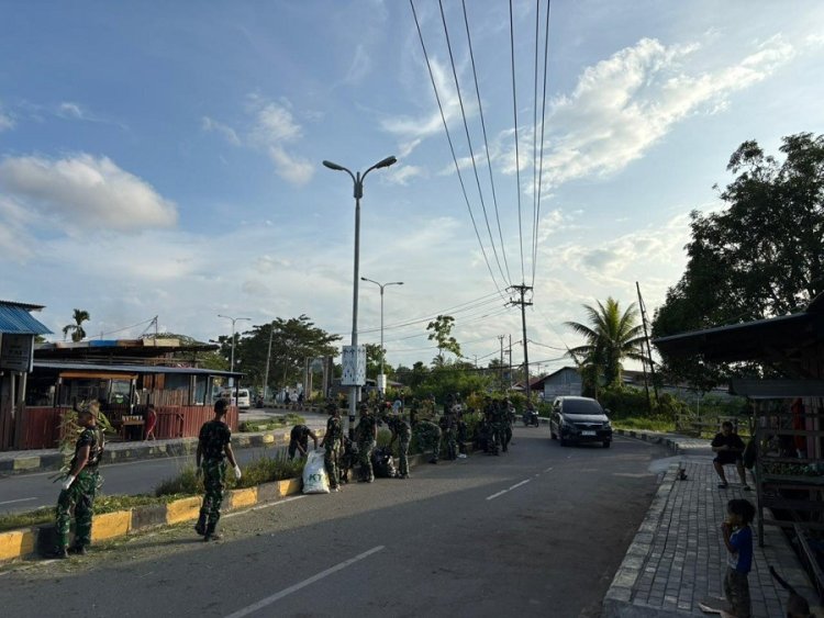 Wujud Kemanunggalan, YONIF TP 809/NTM dan Warga Sarmi Gelar Gotong Royong Aksi “JUMSI” Sambut Natal dan Tahun Baru serta HUT Jemaat Ke 42