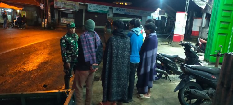 Antisipasi Gangguan Kamtibmas Babinsa Laksanakan Patroli Rutin Bersama Masyarakat