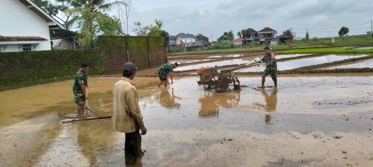 Babinsa Koramil 07/Mandiraja Dampingi Petani Olah Lahan Demi Swasembada Pangan