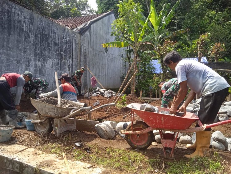 Babinsa Koramil 12 Sigaluh Bantu Warga Bangun Rumah Tidak Layah Huni